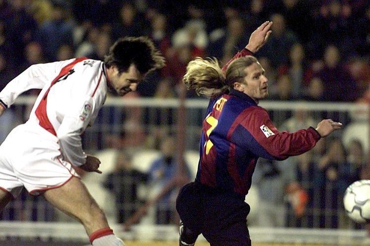 Penyerang Rayo Vallecano, Elvir Bolic (kiri) mencetak gol pertama untuk klubnya ke gawang FC Barcelona pada 16 Desember 2000 di Madrid.