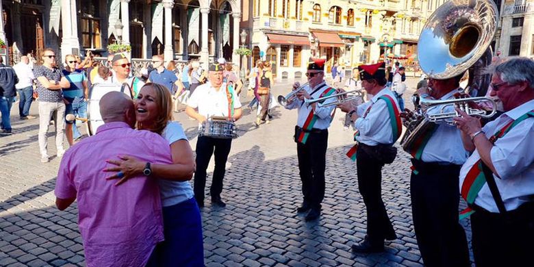 Musisi jalanan di Grand Place, Brussels, Belgia.