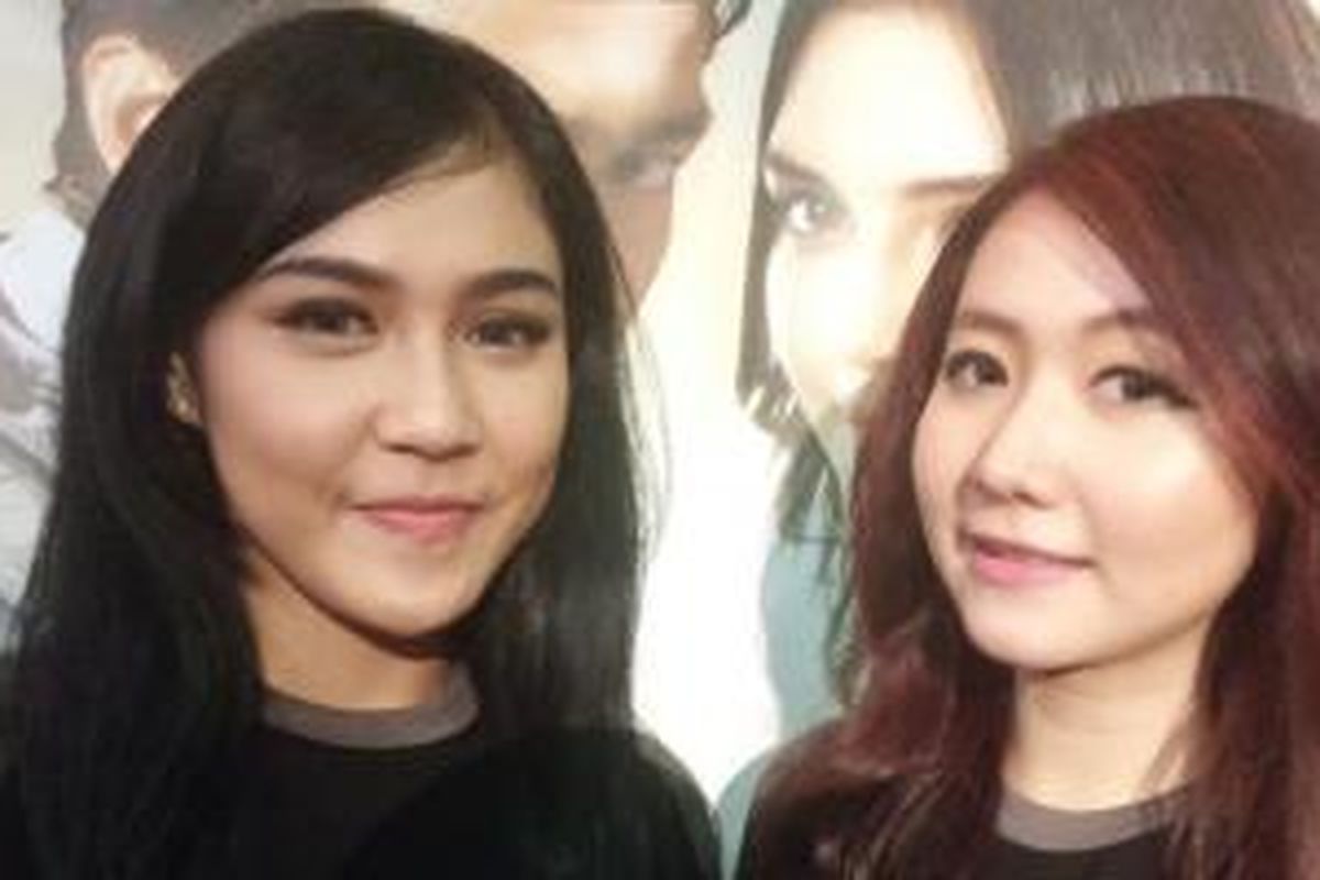 Dua anggota girlband Cherrybelle, Novi dan Ryn diabadikan usai wawancara di Epicentrum Walk, Kuningan, Jakarta Selatan, Selasa (21/4/2015).