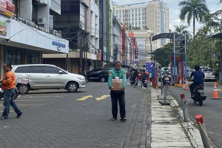 8 Tahun Jadi Pengemudi Ojol, Endang Lebih Suka Antar Barang Ketimbang Orang