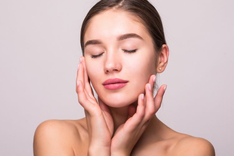 Sebagai cara mencerahkan kulit wajah, carilah istilah seperti mencerahkan dan perhatikan adanya kandungan aktif, seperti vitamin C atau niacinamide (vitamin B3).