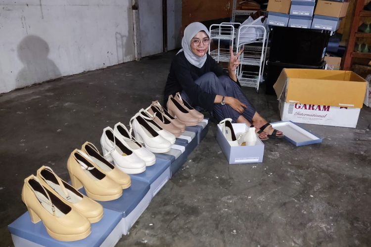 Rizka Chika saat melakukan proses quality control (QC) untuk produk platfrom heels custom dari salah satu customer. (Dok. Damia Shoes)