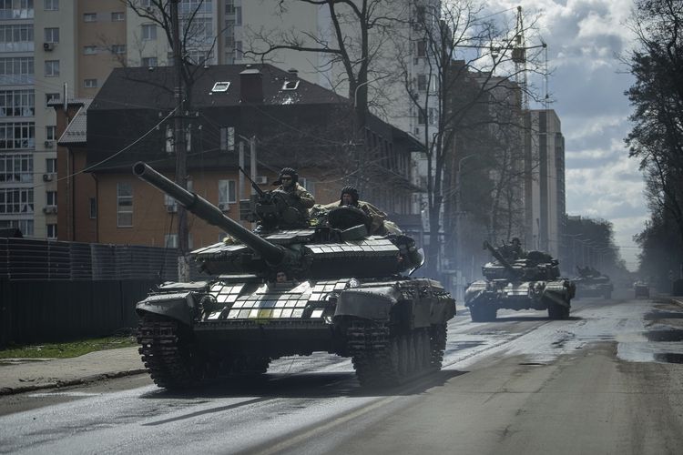 Tank Ukraina menyusuri jalan di Irpin, pinggiran Kyiv, Ukraina, Senin (11/4/2022).