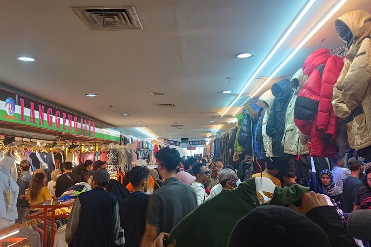 Suasana Pedagang Baju Bekas di Pasar Senen, Jakarta Pusat yang ramai dikunjungi pembeli pada Hari Ke-28 Ramadhan, Rabu (19/4/2023).