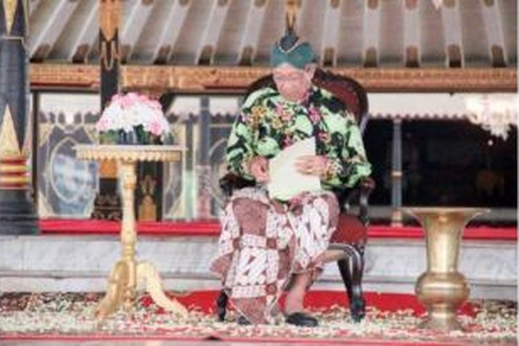 Raja Keraton Yogyakarta Sultan Hamengku Buwono X duduk di Bangsal Kencana Keraton Yogyakarta sebelum membacakan sabda tama atau amanat, Jumat (6/3). Dalam sabda tama itu, Sultan meminta para kerabat Keraton tidak lagi berkomentar tentang kemungkinan pergantian Raja di Keraton Yogyakarta.