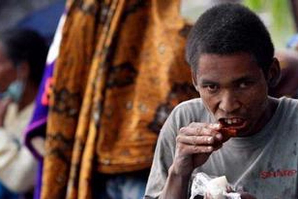 Warga korban letusan Gunung Merapi mengungsi di posko pengungsian Stadion Maguwoharjo, Sleman, Yogyakarta pascaletusan Gunung Merapi, Jumat (5/11/2010). 