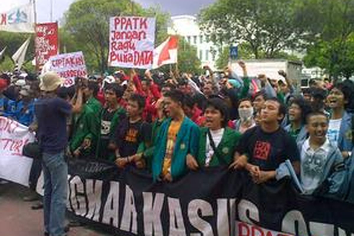 unjuk rasa mahasiswa di depan gedung PPATK