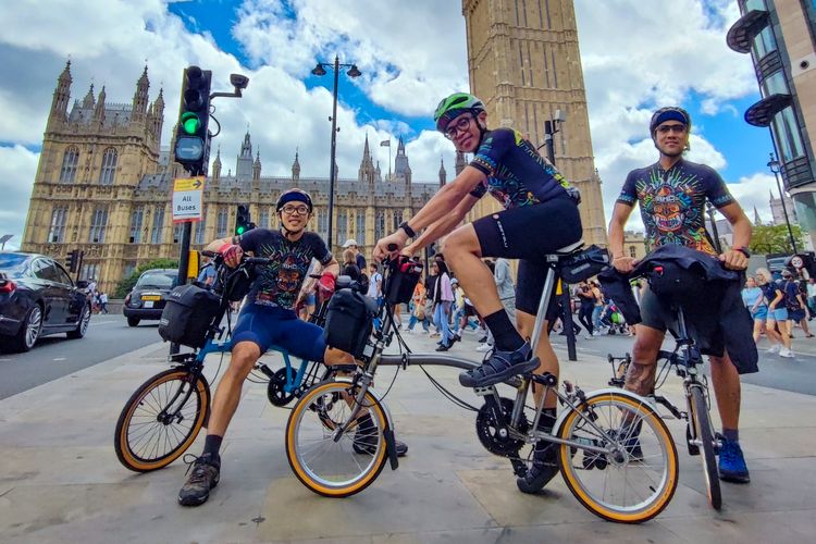 Aseng, Toto, dan Ale sudah berada di London, Inggris untuk melakukan penyesuaian iklim beberapa hari sebelum menempuh ajang sepeda jarak jauh London Edinburg London, yang bakal dimulai pada Minggu siang WIB (7/8/2022). 