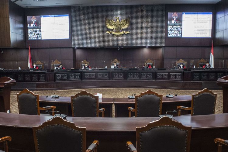 Suasana sidang putusan pengujian materiil Undang-Undang Nomor 7 Tahun 2017 tentang Pemilihan Umum terhadap UUD 1945 dengan pemohon Komisioner Komisi Pemilihan Umum (KPU) Evi Novida Ginting Manik dan Arief Budiman di Gedung MK, Jakarta, Selasa (29/3/2022). Majelis Hakim Mahkamah Konstitusi menyatakan mengabulkan permohonan para pemohon sebagian.