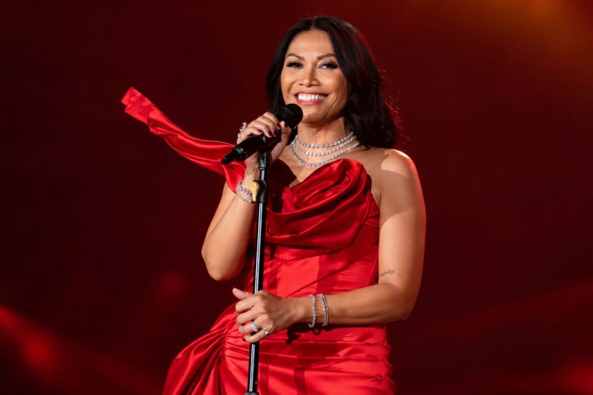 Anggun juga mengenakan gelang berlian sekaligus cincin ruby ketika tampil di atas panggung. 
