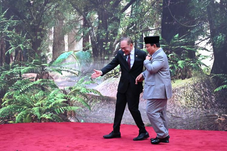 Perdana Menteri (PM) Malaysia Anwar Ibrahim (kiri) menyambut kedatangan Presiden RI Prabowo Subianto (kanan) dalam acara Konferensi Tingkat Tinggi (KTT) ke-47 ASEAN di Kuala Lumpur, Malaysia, Minggu (26/10/2025).