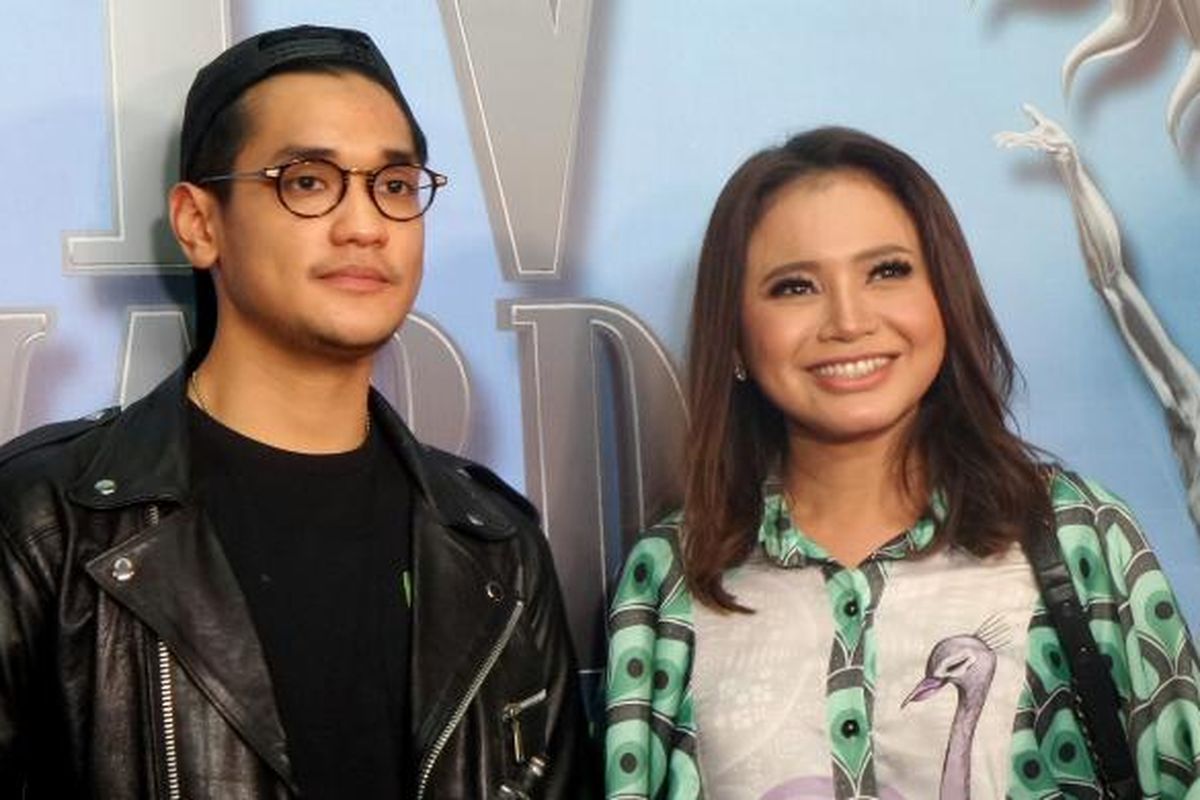 Vokalis Afgan Syahreza dan rekan seprofesinya, Rossa saat diabadikan di Malam Puncak Penghargaan SCTV Awards 2016 di Studio Emtek, Daan Mogot, Jakarta Barat, Rabu (30/11/2016).  