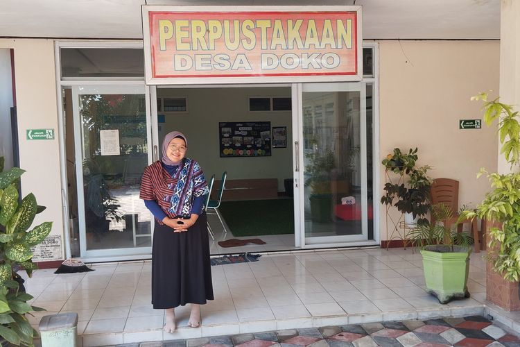 Pustakawan Putri Kinasih berpose latar Perpustakaan Desa Doko, Kecamatan Ngasem, Kabupaten Kediri, Jawa Timur, Jumat (12/9/2025).