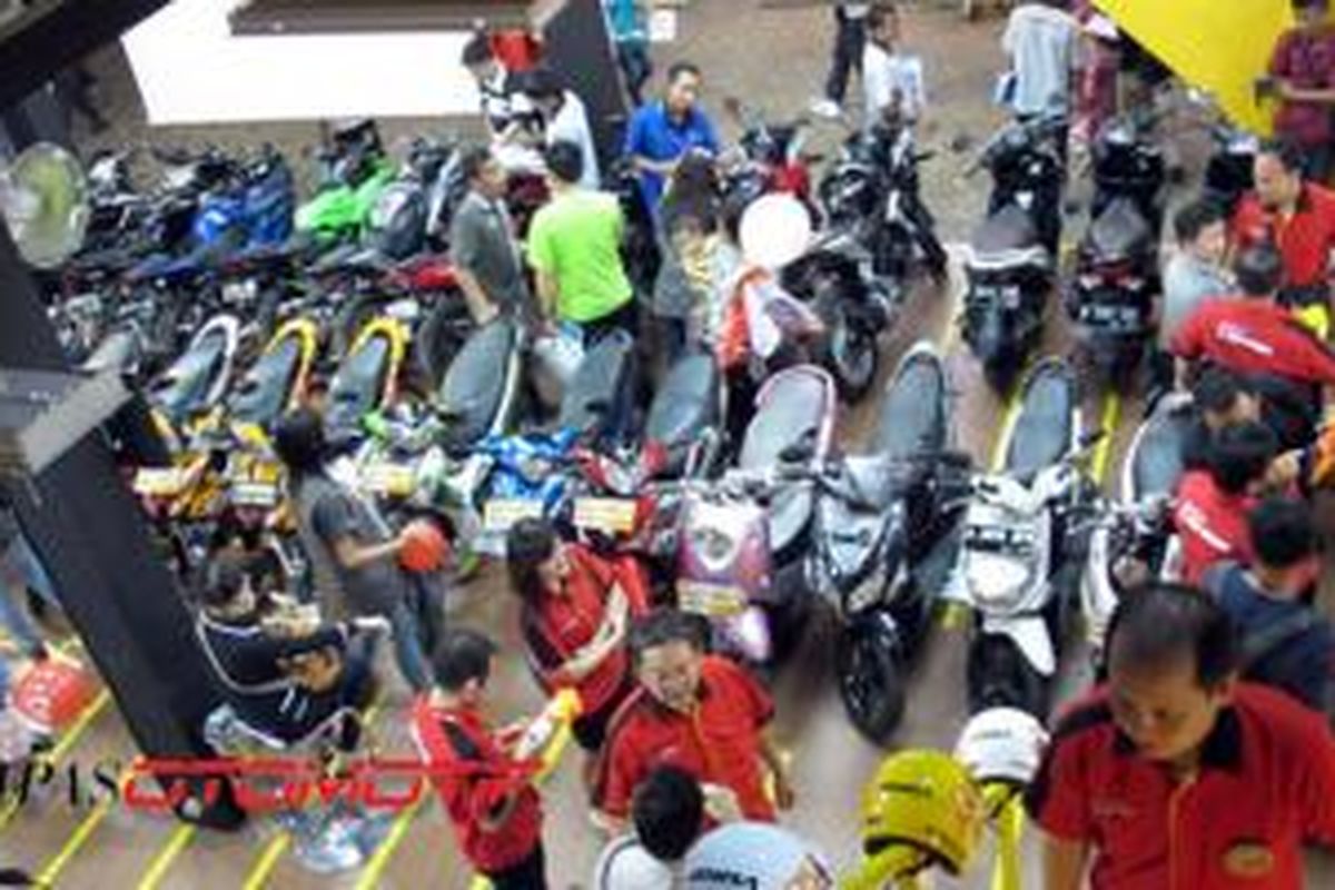 Stan Adira Finance di PRJ 2013, memajang ratusan sepeda motor bekas. 