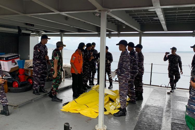 Tim SAR gabungan menemukan jasad diduga penumpang KMP Tunu Pratama Jaya. 