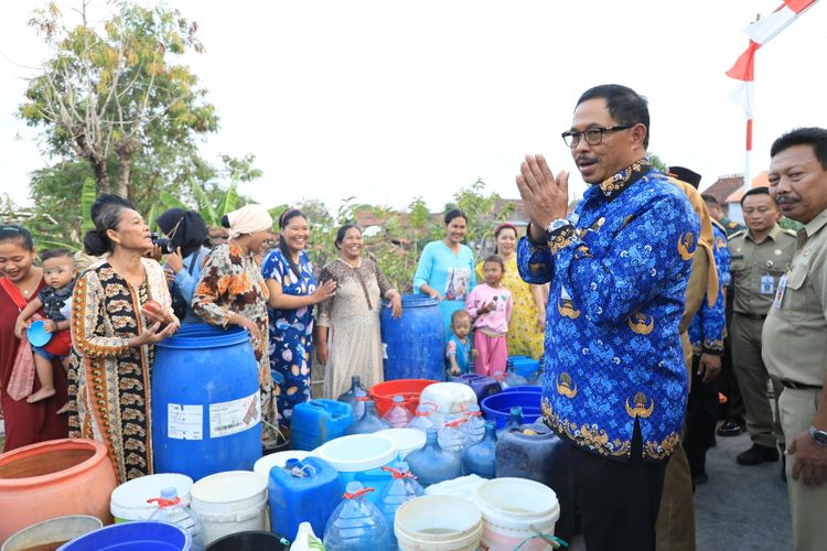 Penjabat (Pj) Gubernur Jawa Tengah (Jateng) Nana Sudjana menyalurkan bantuan air bersih kepada warga Desa Weding, Kecamatan Bonang, Kabupaten Demak.
