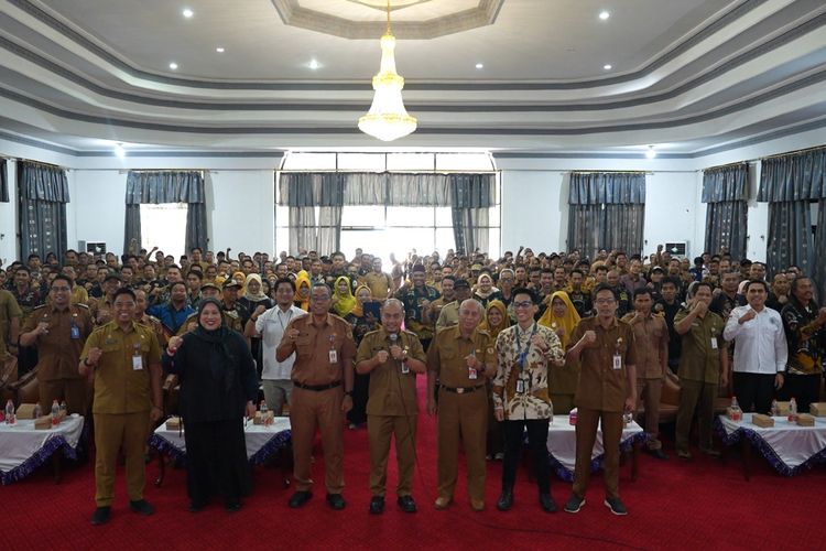 Pjs Bupati HST Faried Fakhmansyah terlihat berfoto bersama 161 orang pembakal dan 161 orang ketua BPD se-HST dalam Sosialisasi Percepatan Realisasi dan Pelaporan Penggunaan Dana Desa 2024 di Pendopo HST, Selasa (8/10/2024). 