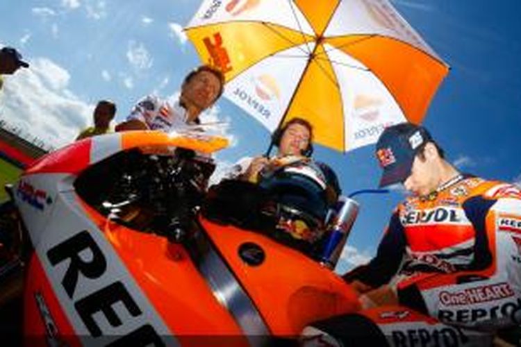 Pebalap Repsol Honda asal Spanyol, Dani Pedrosa, bersiap saat akan menjalani GP Argentina di Sirkuit Termas de Rio Hondo, Minggu (27/4/2014).