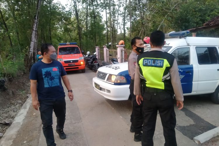 SERAHKAN—Aparat Polres Wonogiri menyerahkan jasad Dimas Sanjaya (23), warga Dusun Kenangan, Desa Gemantar, Kecamatan Selogiri, Kabupaten Wonogiri yang ditemukan tewas membusuk di pintu saluran air. Hasil autopsi jasad korban, disimpulkan Dimas meninggal akibat kecelakaan tunggal.