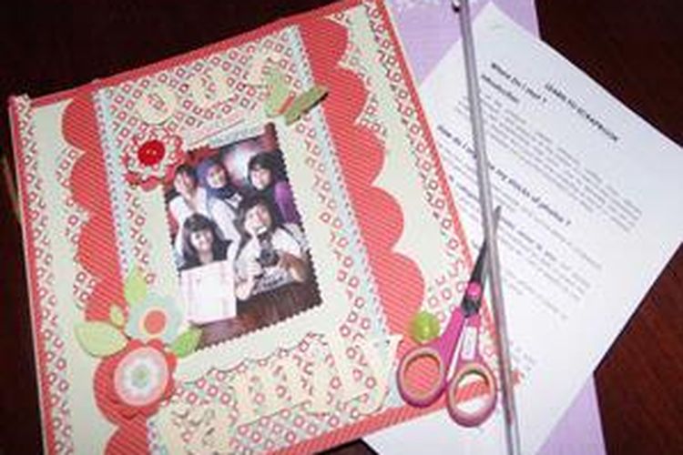 Hasil karya scrapbook pemenang workshop bersama HP Indonesia dan MSI. Scrapbook model ini cocok untuk pemula, tahapan padu padan warna.