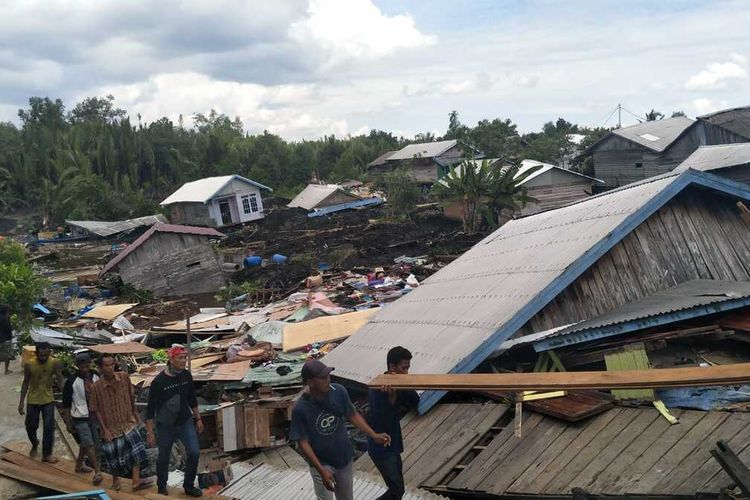 Rumah warga rusak akibat longsor di Desa Simpang Tiga, Kecamatan Enok, Kabupaten Indragiri Hilir, Riau, Senin (1/8/2022).