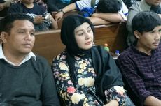 Dikabarkan Sudah Berpisah, Vivi Paris Dampingi Sandy Tumiwa Jalani Sidang Putusan