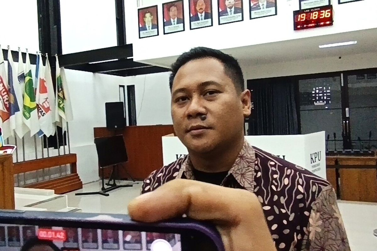 Ketua KPU Kabupaten Magetan Noviano Suyide. KPU menghimbau kepada warga yang tidak memiliki kartu tanda penduduk (KTP) karena hilang atau mengalami kerusakan atau fotonya buram untuk melakukan penggantian KTP di Dinas Kependudukan dan Catatan Sipil KabupatenMagetan jelang pelaksanaan PSU.