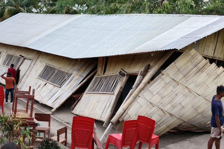 Gedung darurat SMA Negeri Restorasi Doreng di Kecamatan Doreng, Kabupaten Sikka ambruk diterjang angin kencang.