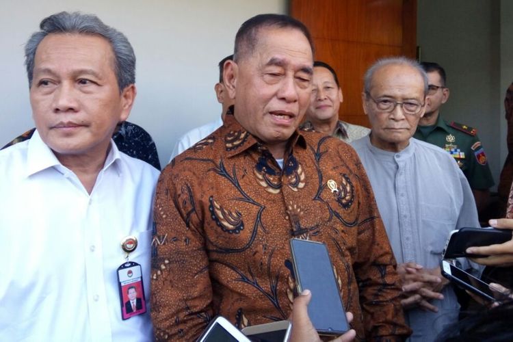 Menteri Pertahanan Ryamizard Ryacudu saat menemui wartawan usai bersilahturahmi dengan Buya Syafii Maarif