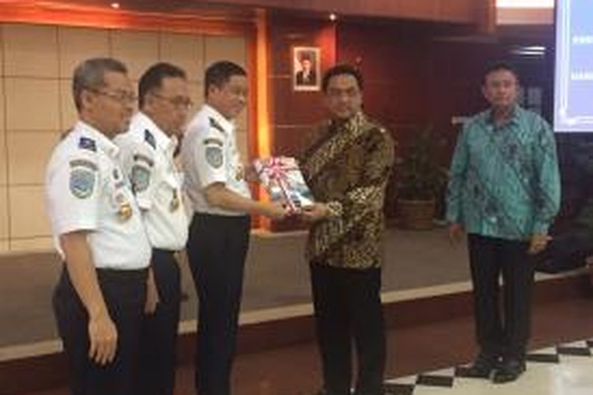 Laporan Hasil Pemeriksaan Keuangan Kemenhub 2014 diserahkan Anggota I BPK Agung Firman Sampurna kepada Menhub Ignasius Jonan, Jumat (29/5/2015).