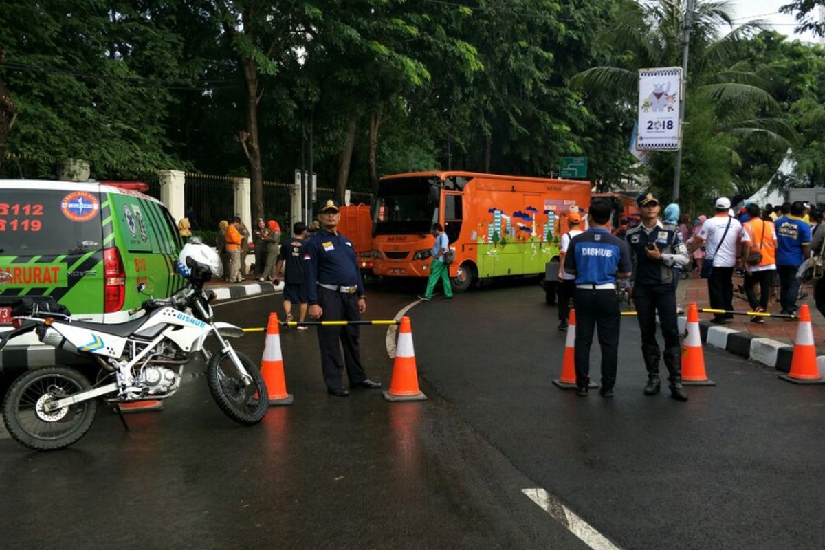 Petugas Suku Dinas Perhubungan Jakarta Utara memasang traffic cone untuk menutup ruas Jalan Danau Permai Timur sehubungan dengan adanya Festival Danau Sunter pada hari ini, Minggu (25/2/2018).