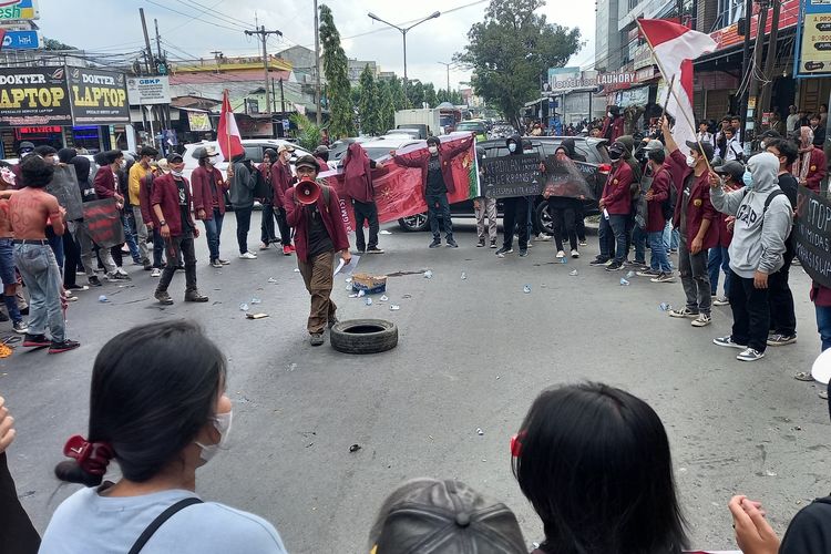 Sekelompok mahasiswa Unika Medan berunjuk rasa dengan menutup Jalan Setibudi, Senin (11/12/2023). 
