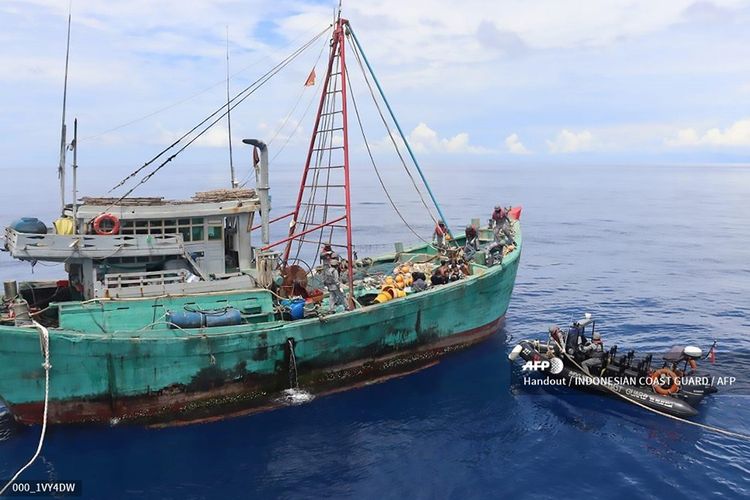 Foto handout diambil Minggu (26/7/2020) dan dirilis pada Rabu (29/7/2020), memperlihatkan suasana penangkapan kapal ikan asal Vietnam di Laut Natuna Utara, Kabupaten Natuna, Kepulauan Riau. Penangkapan kapal asing yang diduga melakukan aktivitas pencurian ikan tersebut dilakukan saat KN Pulau Dana  323 melakukan patroli.