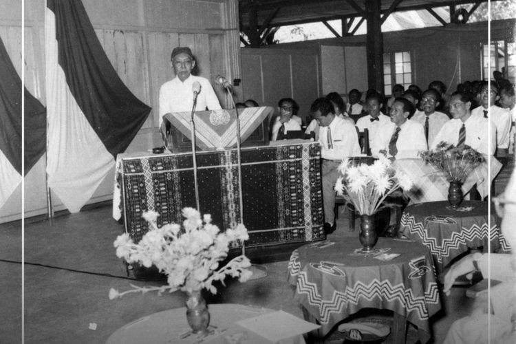 Pembukaan Seminar Sejarah Nasional I di Yogyakarta pada 1957, sebagai tonggak lahirnya historiografi modern Indonesia.
