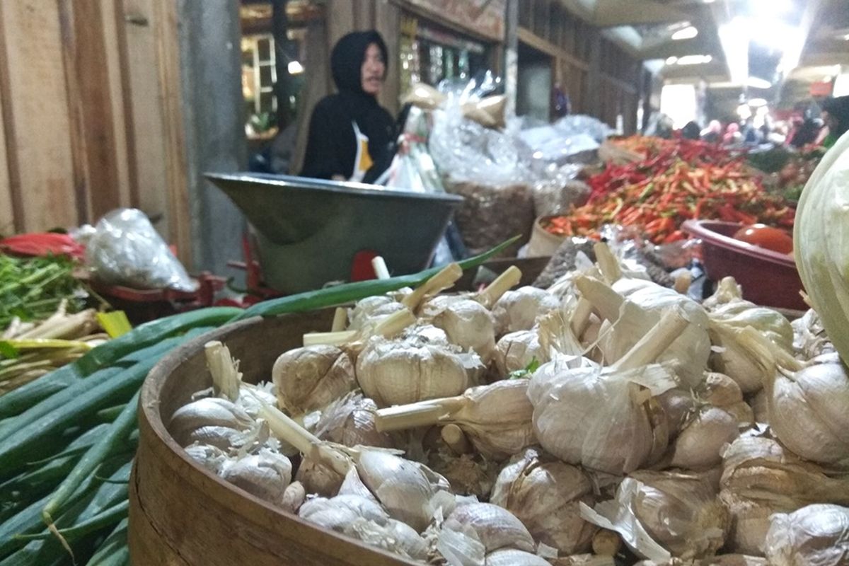 Harga bawang putih di Pasar sayur Magetan diperkirakan masih akan merangkak naik dikarenakan tidak adanya stok dari pedagang. 