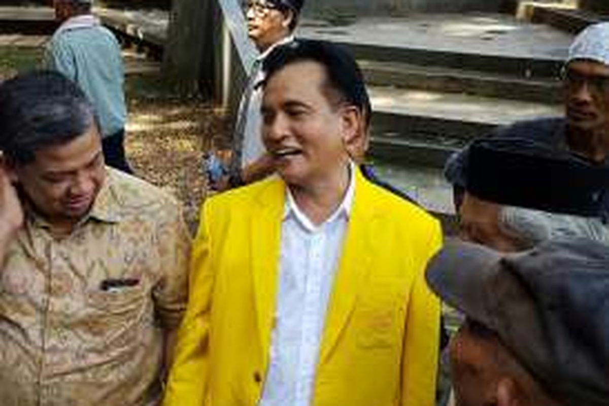 Bakal calon gubernur DKI Jakarta, Yusril Ihza Mahendra (tengah) dan Wakil Ketua DPR Fahri Hamzah (kiri) di Universitas Indonesia, Depok, Jawa Barat, Jumat (22/4/2016).