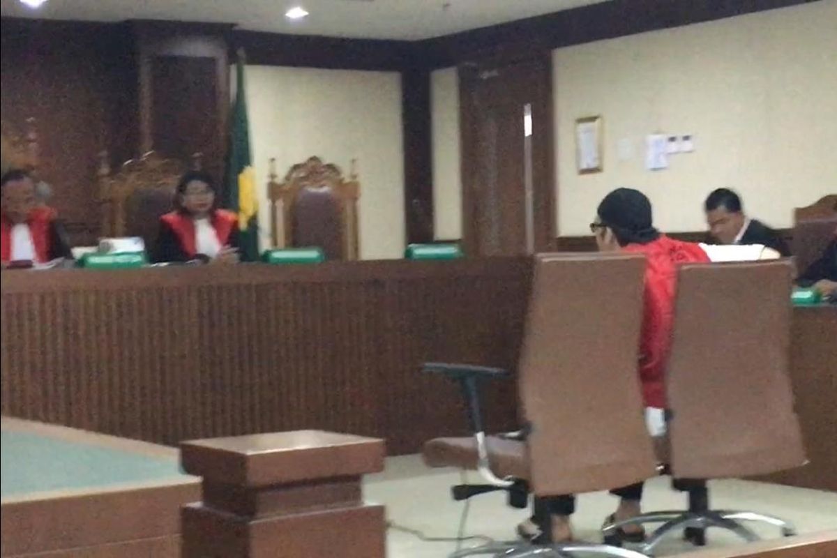 Sandy Tumiwa menjalani sidang putusan di Pengadilan Negeri Jakarta Pusat, kawasan Gunung Sahari, Kamis (3/10/2019). Sidang putusan akhirnya ditunda selama dua pekan lantaran berkas-berkas administrasi belum lengkap.