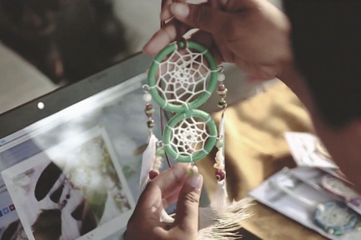 NIndya, pemilik Nindy H&D Craft dari Surabaya memperlihatkan dreamcatcher buatannya dan pemasarannya secara online melalui Tokopedia. 