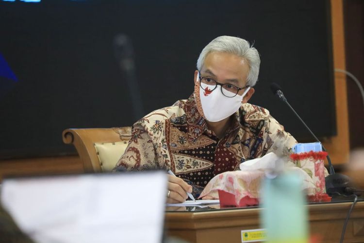 Gubernur Jawa Tengah Ganjar Pranowo, saat menghadiri Rapat Percepatan Penanganan Covid-19, di gedung A lantai 2 Kantor Gubernur Jateng, Senin (15/6/2020). 