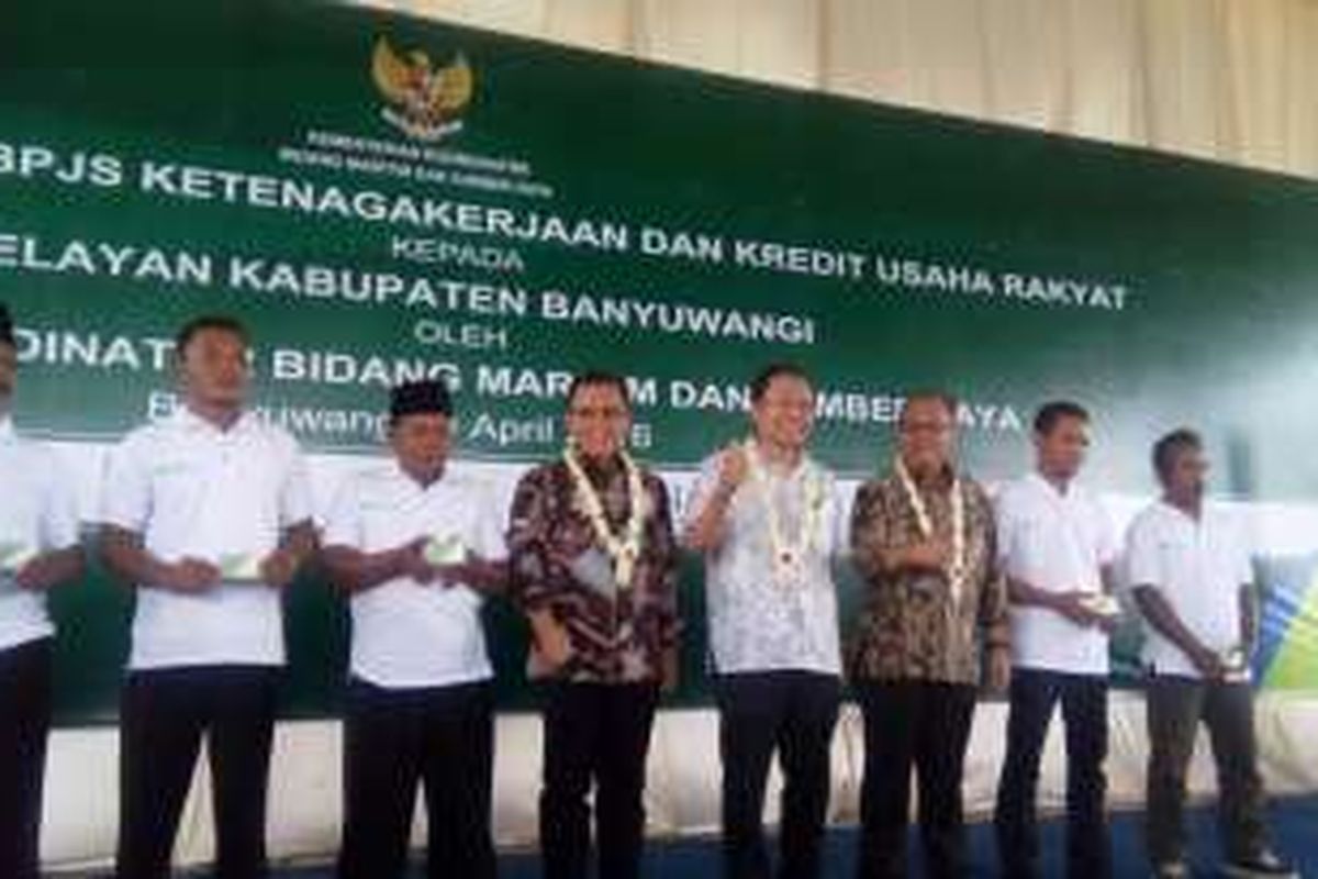 Menteri Koordinator Kemaritiman Rizal Ramli didampingi Bupati Banyuwangi Abdullah Azwar Anas dan Direktur Utama BPJS Ketenagakerjaan Agus Susanto menyerahkan bantuan asuransi kepada 1.000 nelayan di Muncar, Banyuwangi, Jawa Timur, Sabtu (9/4/2016).