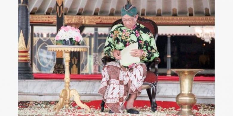 Raja Keraton Yogyakarta Sultan Hamengku Buwono X duduk di Bangsal Kencana Keraton Yogyakarta sebelum membacakan sabda tama atau amanat, Jumat (6/3). Dalam sabda tama itu, Sultan meminta para kerabat Keraton tidak lagi berkomentar tentang kemungkinan pergantian Raja di Keraton Yogyakarta.