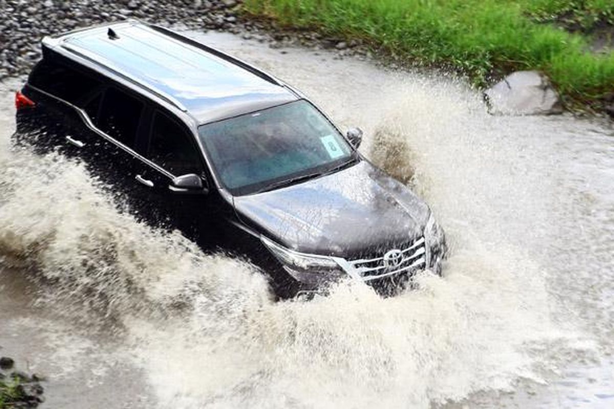 All New Fortuner bisa berenang dengan baik di Kali Kuning, Merapi, Yogyakarta.