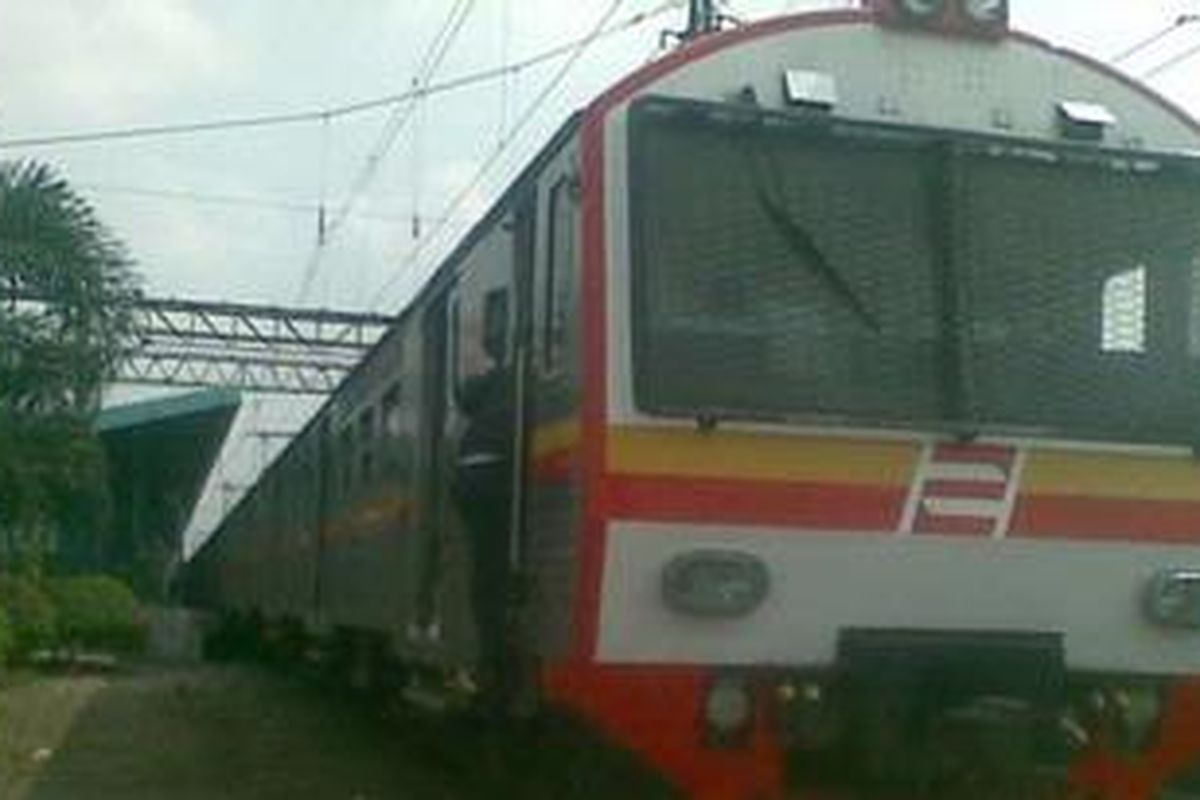 KRL bernomor 607 mengalami mogok di Stasiun Manggarai, Senin (30/5/2011). Ratusan penumpang terpaksa beralih ke kereta berikut.