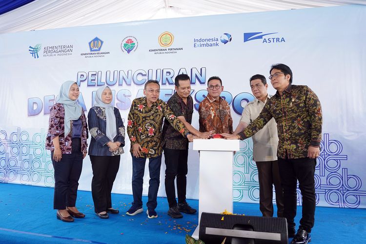 Menteri Perdagangan Budi Santoso bersama Wakil Menteri Desa dan Pembangunan Desa Tertinggal, Ahmad Riza Patria, meluncurkan Program Desa Berani Inovasi, Siap Adaptasi (BISA) Ekspor di Kabupaten Jembrana, Bali, Selasa (9/9/2025).
