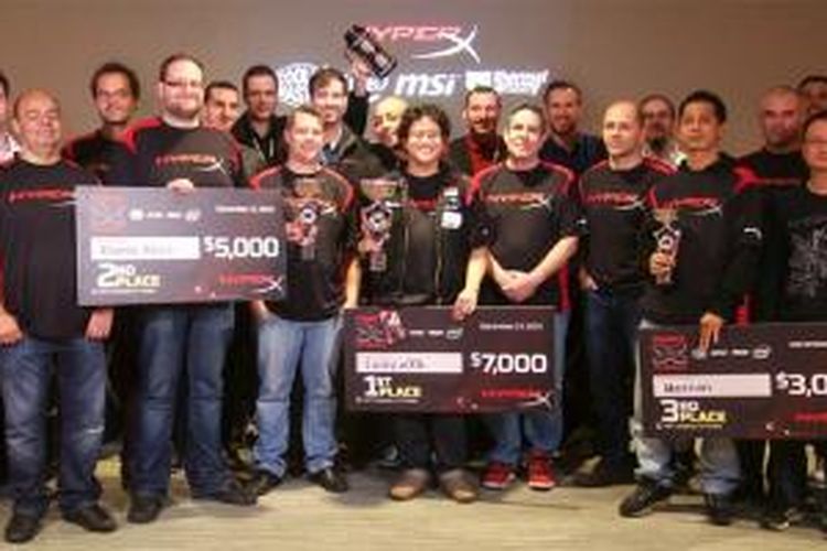 Overclocker asal Indonesia Alva Jonathan (tengah) menjadi juara kompetisi internasional Kingston HyperX OC Takeover