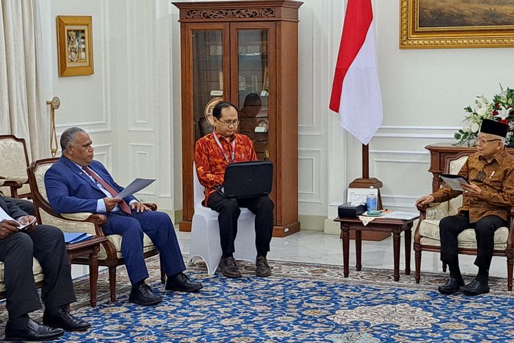 Wakil Presiden Ma'ruf Amin menerima kunjungan kehormatan Wakil Perdana Menteri/Menteri Luar Negeri Vanuatu Jotham Napat dan delegasi di Istana Wakil Presiden, Jakarta, Senin (19/6/2023).