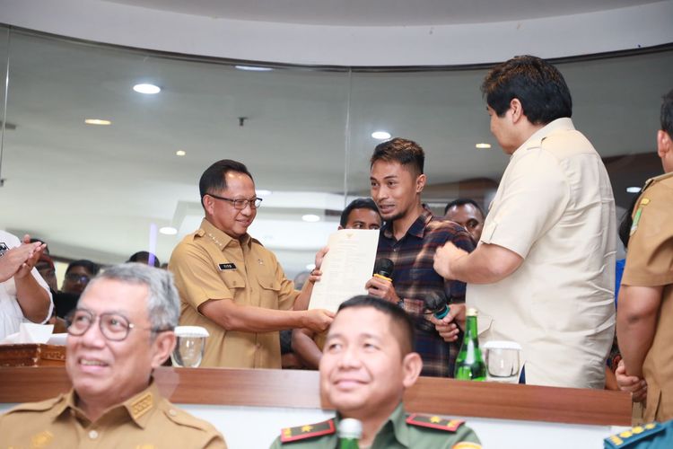 Mendagri Muhammad Tito Karnavian dalam acara Peresmian Layanan PBG 10 Jam Selesai dan Penyerahan Sertifikat kepada Penerima Layanan PBG di Tangerang Live Room, Kota Tangerang, Banten, Selasa (14/1/2025).