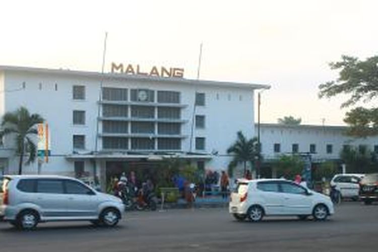 Di Kota Malang, Jawa Timur, terdapat dua stasiun besar yaitu Stasiun Malang Kota Lama dan Stasiun Malang Kota Baru.