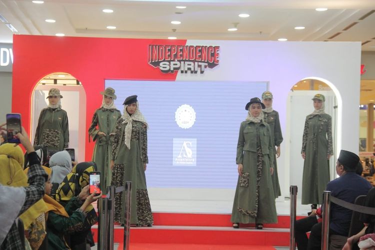 Belasan produk fesyen karya anak-anak pesantren dipamerkan dalam acara Fashion Show Kemerdekaan di Ambarukmo Plaza Yogjakarta pada Sabtu (13/8/2022).
