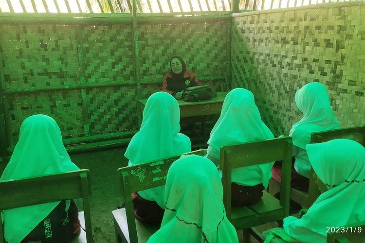 Suasana kegiatan belajar mengajar di sekolah darurat SDN Suradita di Dusun Suradita, Desa Ciengang, Kecamatan Gegerbitung, Sukabumi, Jawa Barat, Senin (9/1/2022).